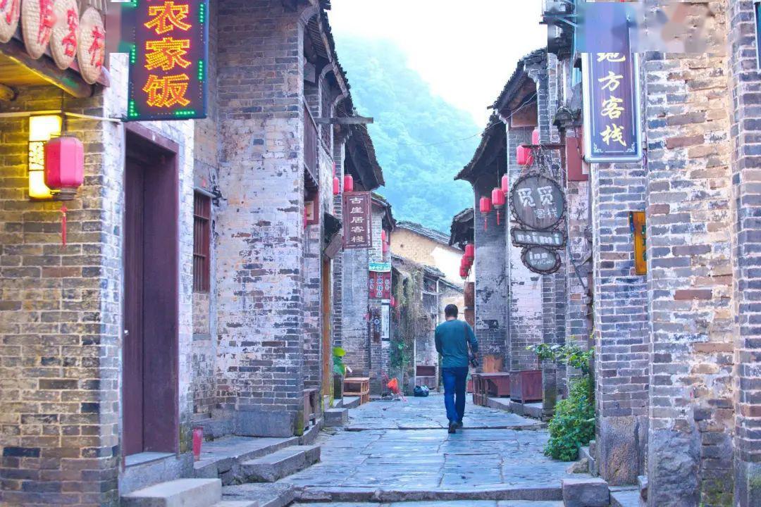云南镇雄山体滑坡:全力搜救失联人员